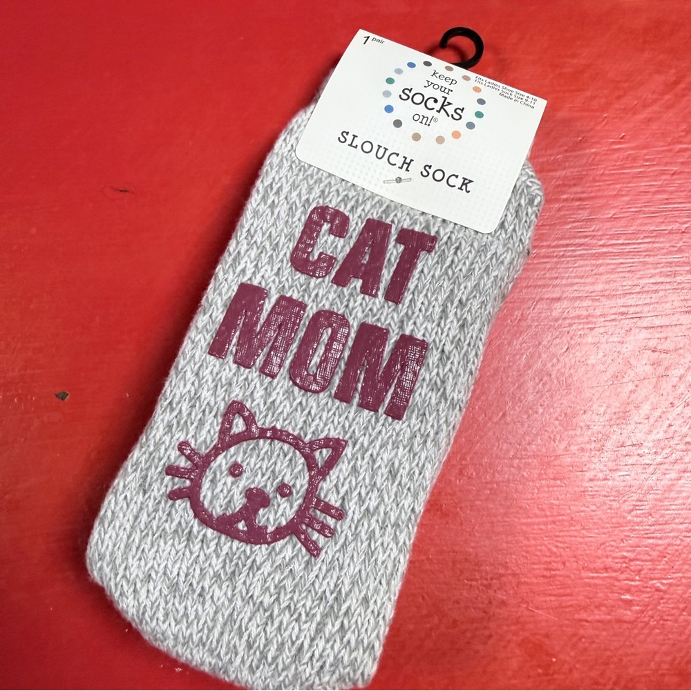 NWT KEEP YOUR SOCKS ON CAT MOM GRIP SLOUCH GRAY AND RED